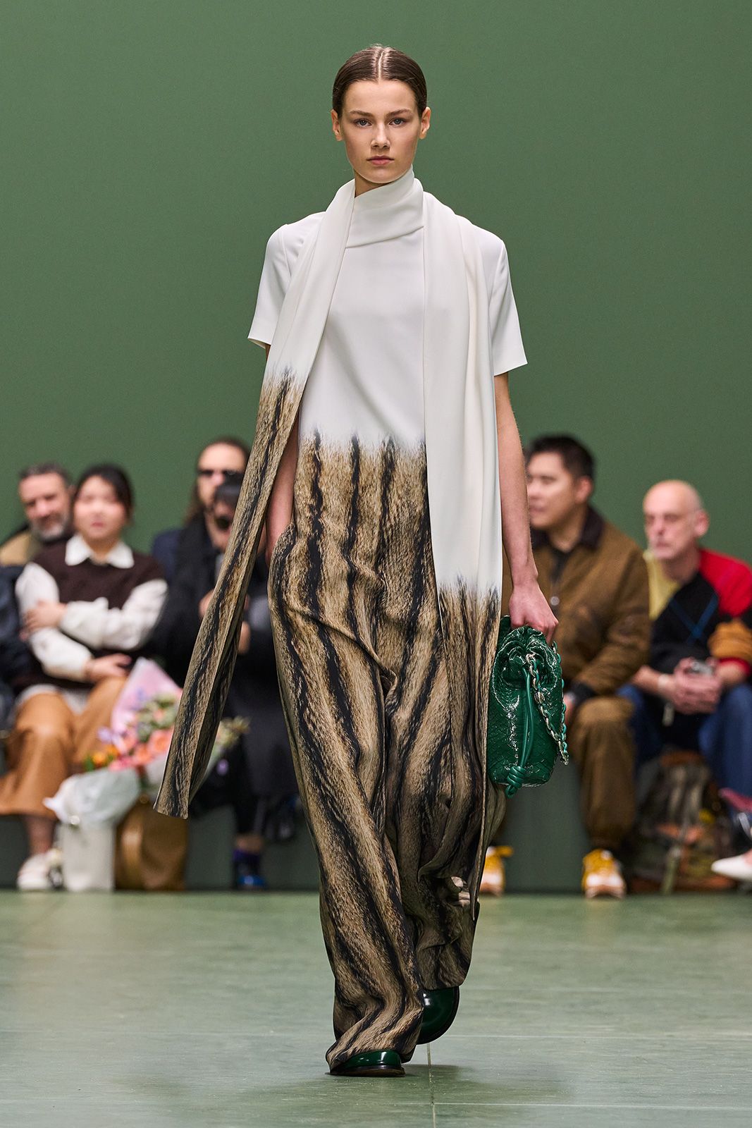 LOEWE_FW24_WW_SHOW_RUNWAY_6.jpg