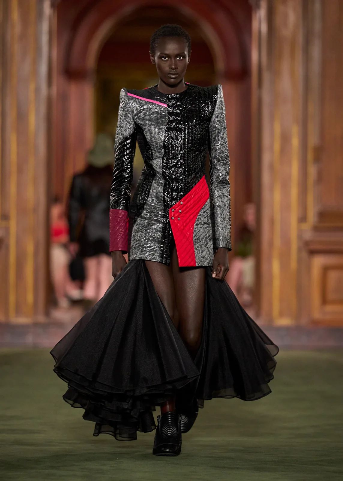 metal-louis-vuitton-cruise-2027-07.webp