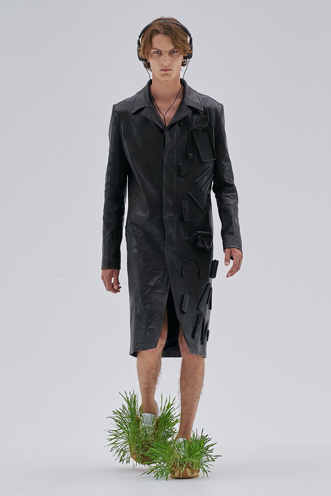 Loewe S S23 Mens Show Runway Look 1 Front Rgb Cropped 2x3 01.jpg