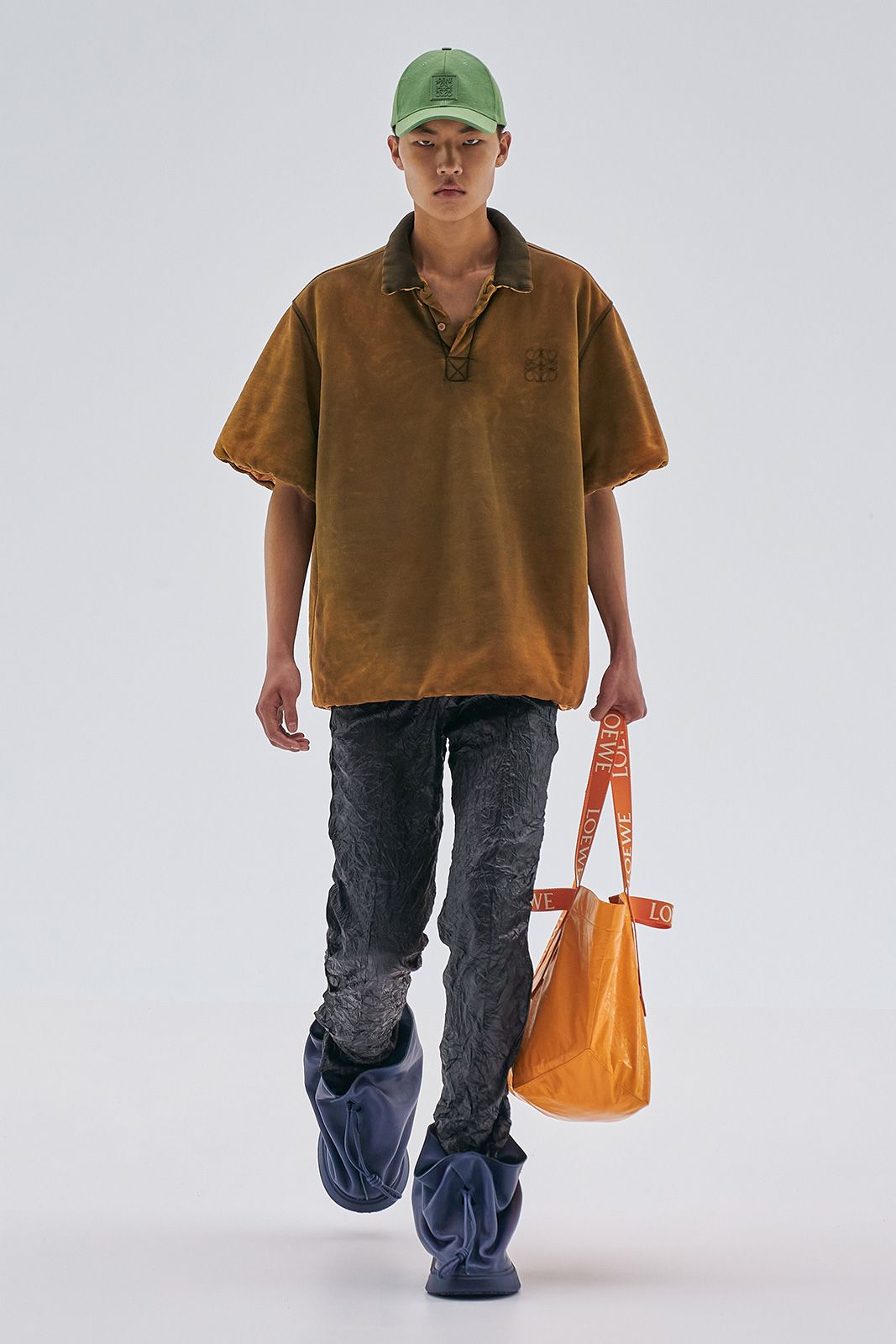 Loewe S S23 Mens Show Runway Look 49 Front Rgb Cropped 2x3 49.jpg
