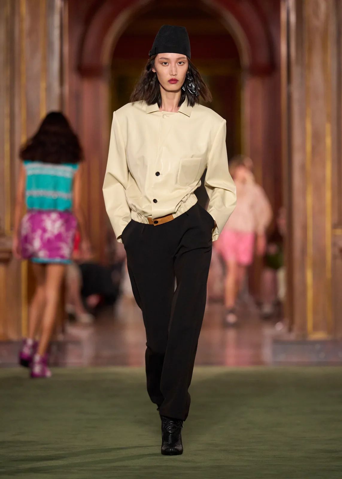 metal-louis-vuitton-cruise-2027-16.webp