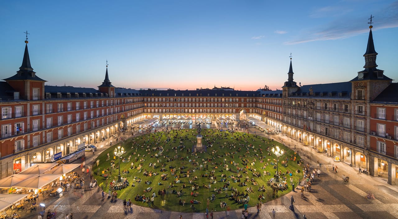 Sp Y Plaza Mayor Cesped Noche.jpg