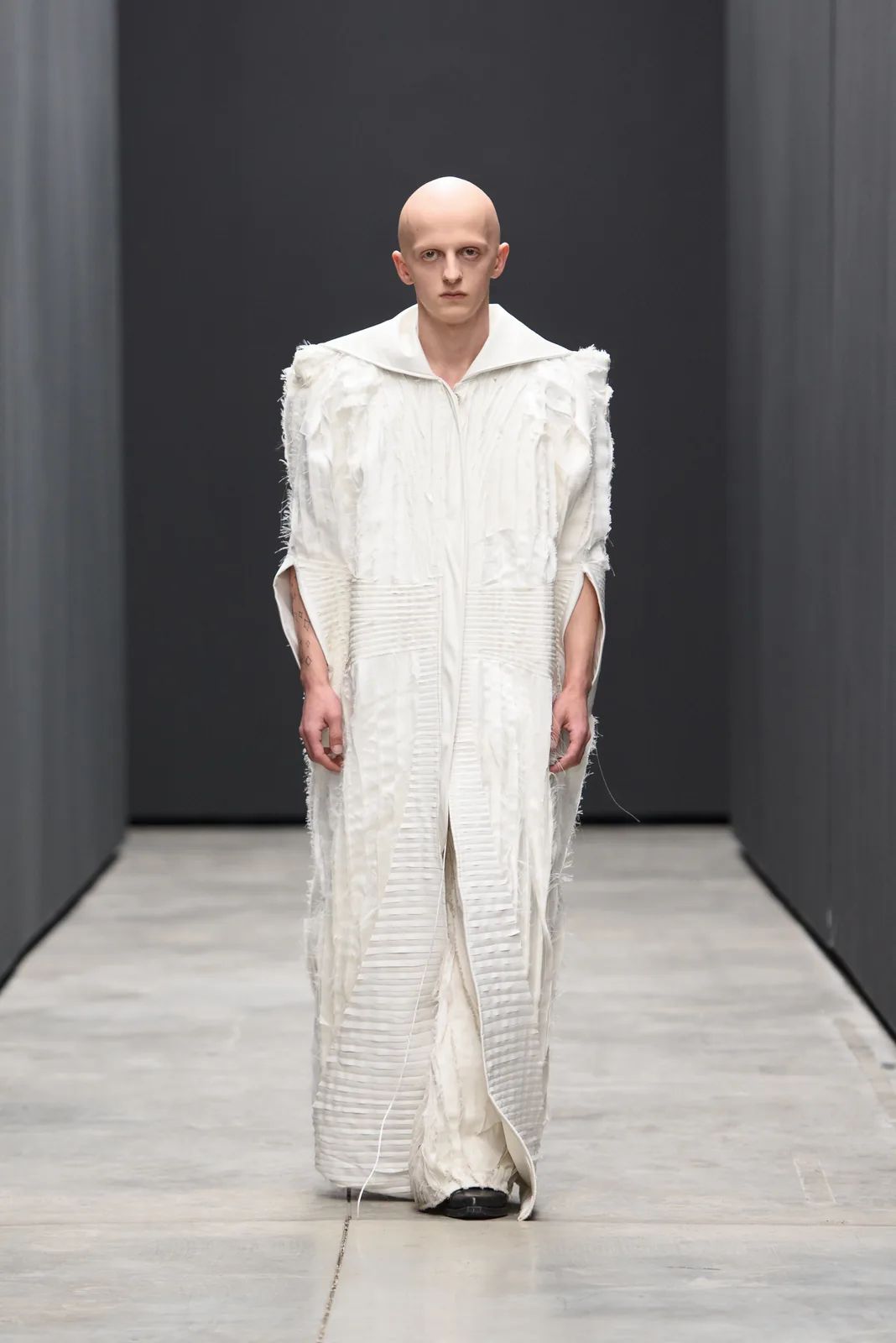 metal-mercedes-benz-fashion-week-tbilisi-01-supernatural-superstar-06.webp