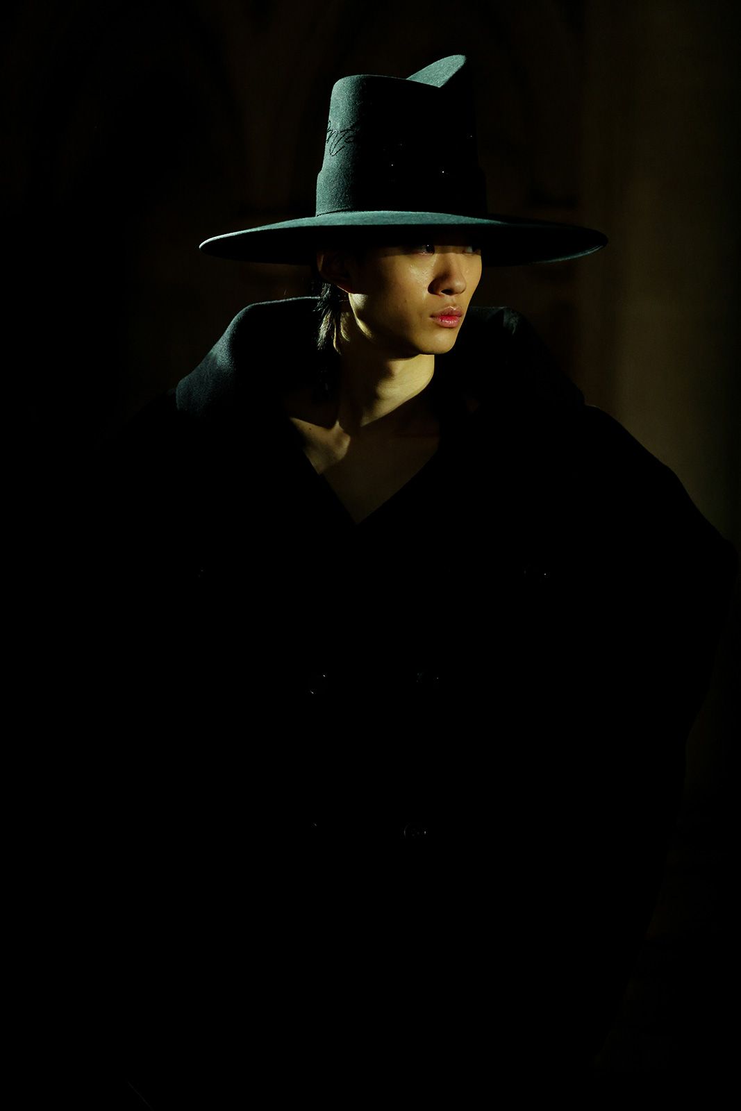 chen-peng-fw024-backstage-11.jpg