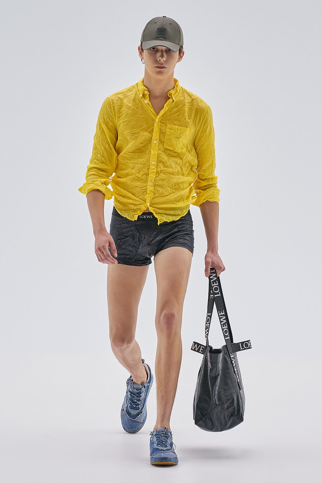 Loewe S S23 Mens Show Runway Look 38 Front Rgb Cropped 2x3 38.jpg
