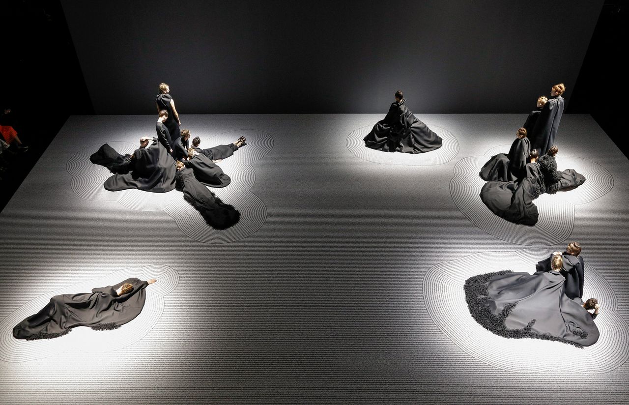Viktor__Rolf-_Fashion_Statements_6.jpg