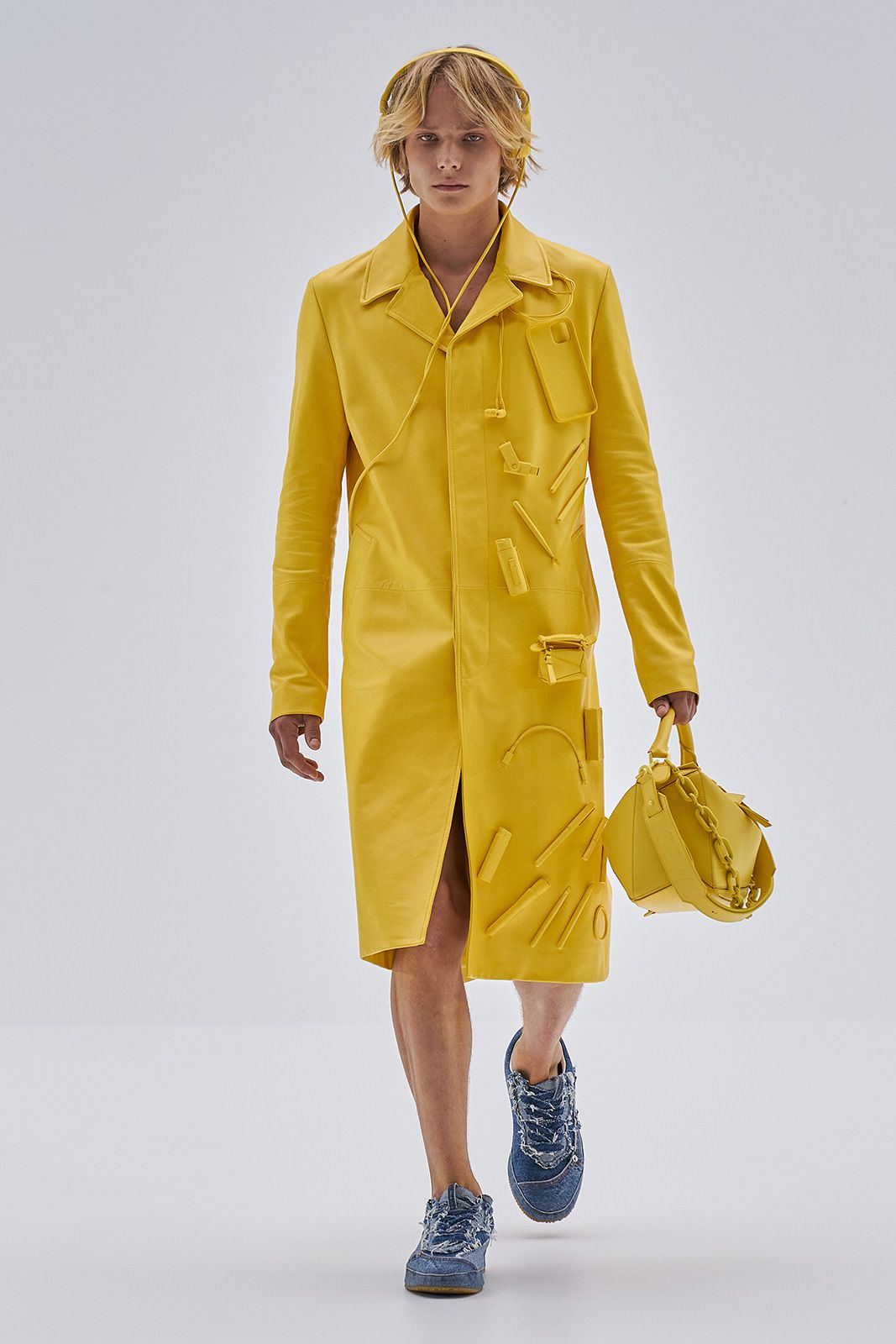 Loewe S S23 Mens Show Runway Look 5 Front Rgb Cropped 2x3 05.jpg