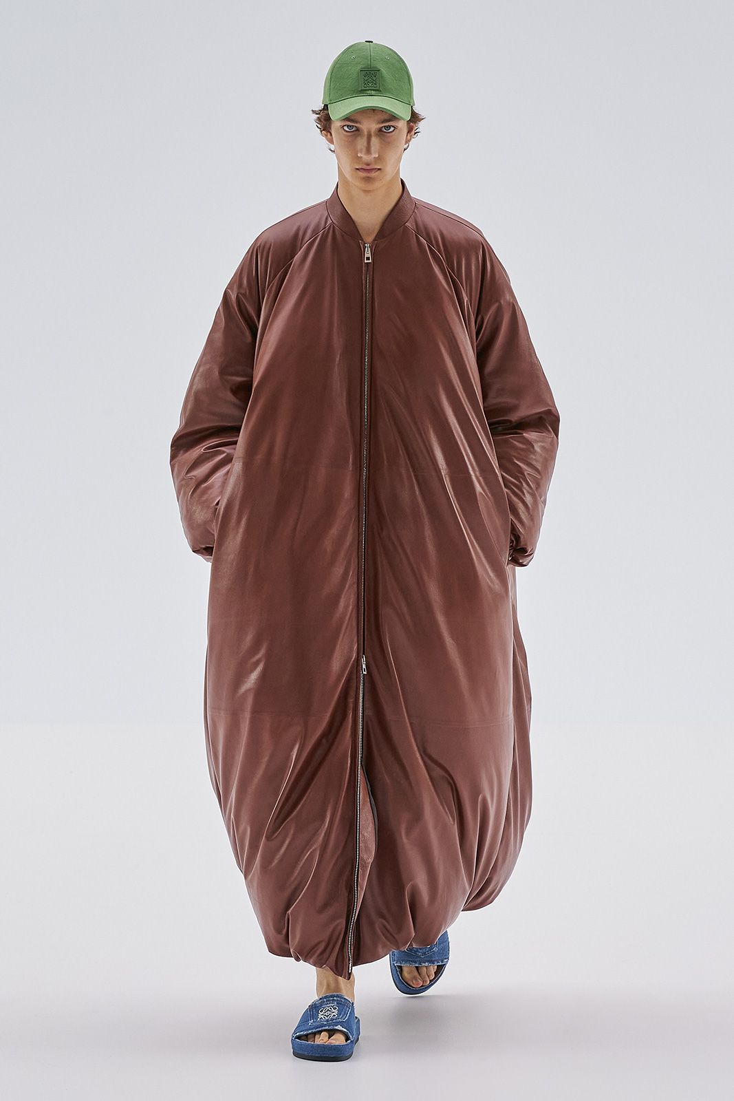 Loewe S S23 Mens Show Runway Look 34 Front Rgb Cropped 2x3 34.jpg