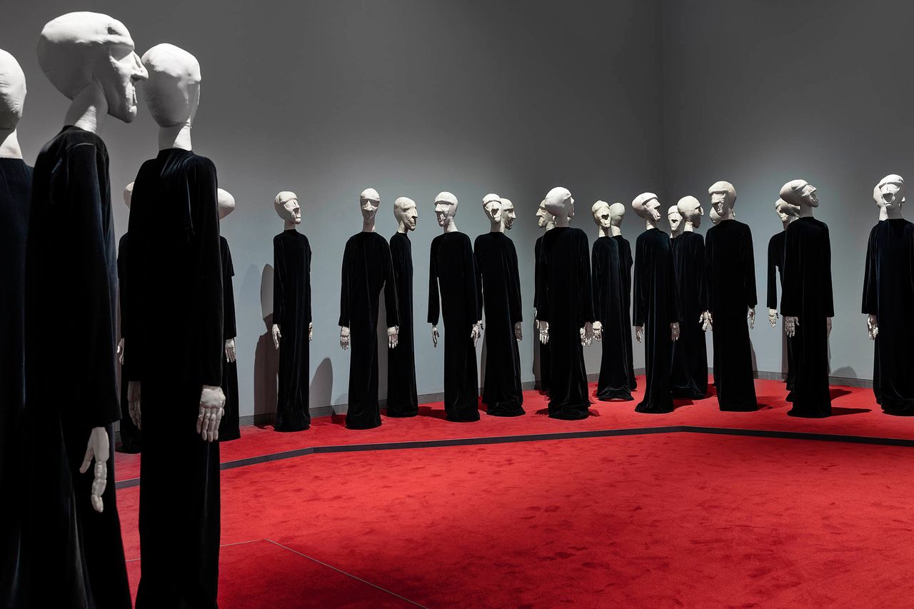 MaurizioCattelan_The-Third-Hand_7.jpg