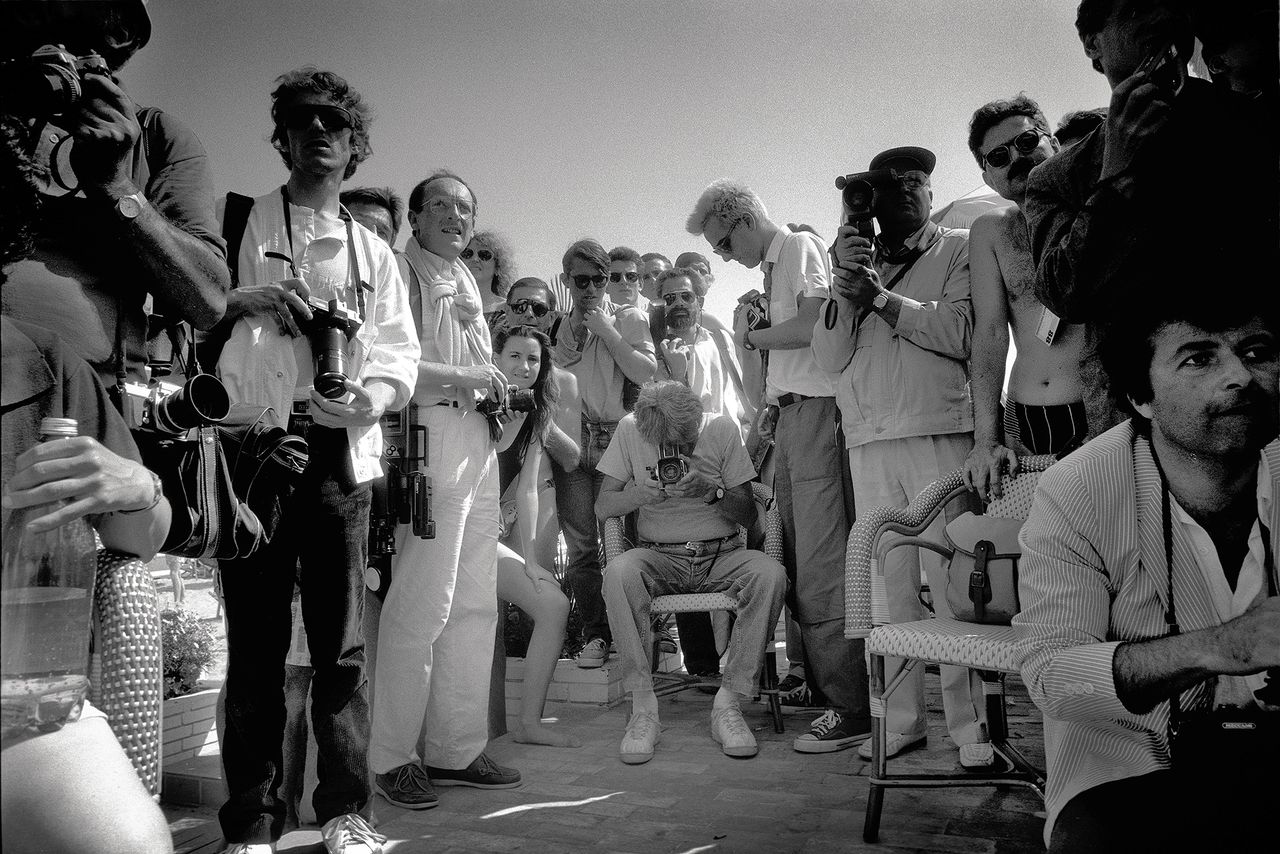 Helmut-Newton-takes-a-photo,-Carlton-Beach,-1988.jpg