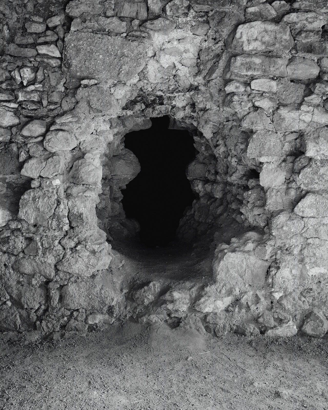 Tereza Zelenkova 02 Snake That Disappeared 03 Bathorys Bedroom Cachtice Castle.jpg