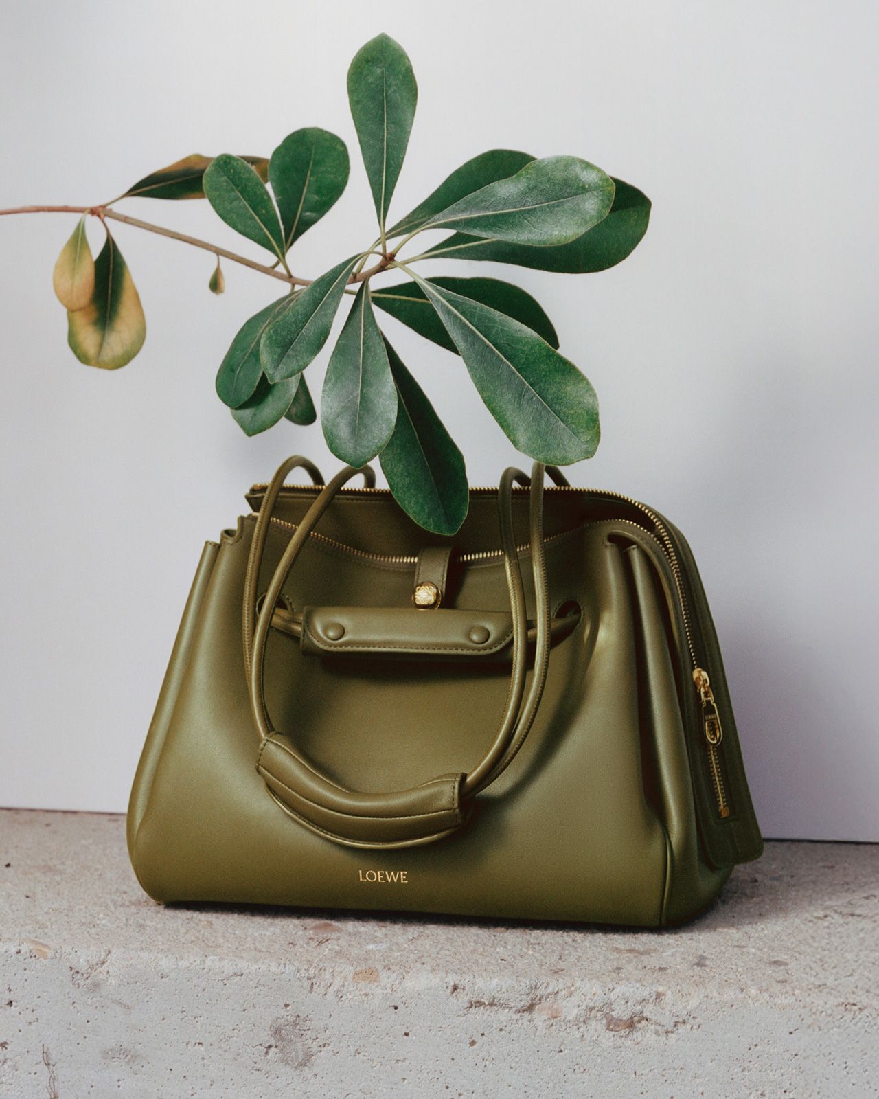 LOEWE_SS25_SHOW_ONLINE_STORIES_STILL_LIFE_sRGB_CROPPED_4x5_10.jpg