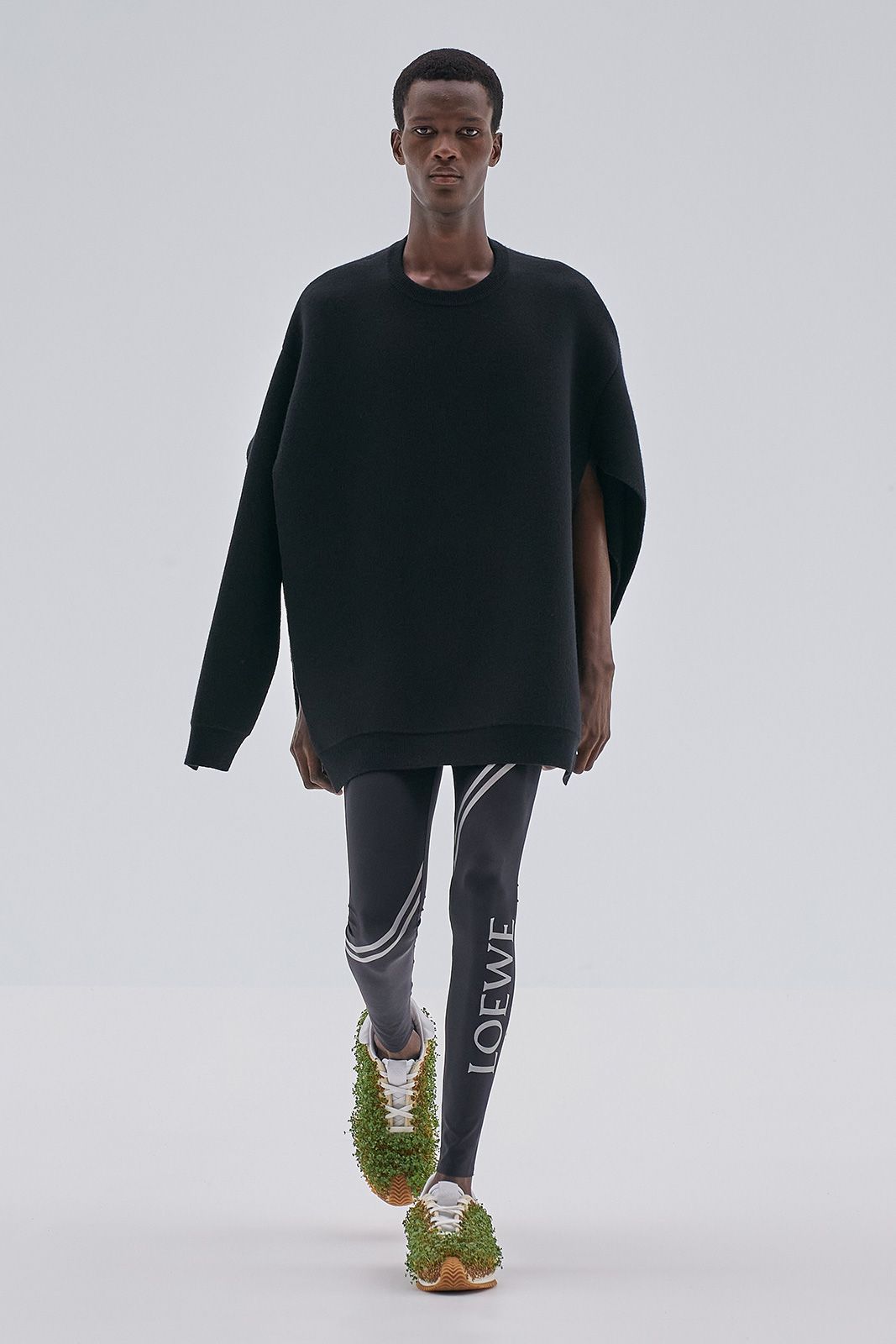 Loewe S S23 Mens Show Runway Look 32 Front Rgb Cropped 2x3 32.jpg