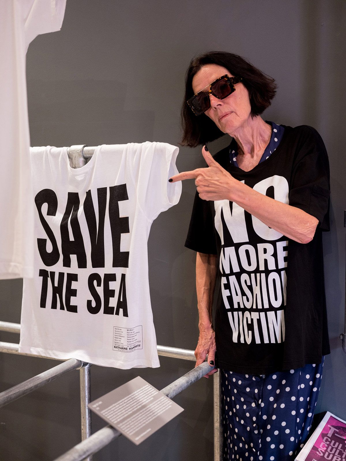 Katharine Hamnett Junto Uno De Sus Diseños.jpg