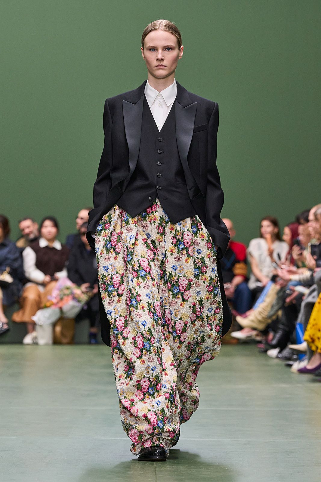 LOEWE_FW24_WW_SHOW_RUNWAY_23.jpg