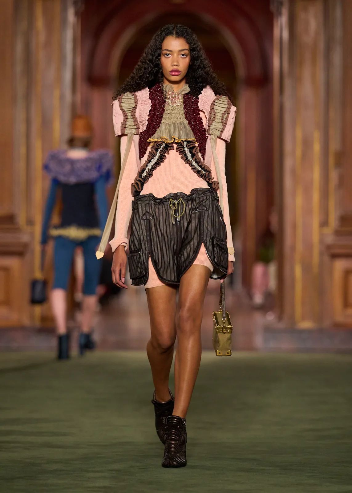 metal-louis-vuitton-cruise-2027-17.webp