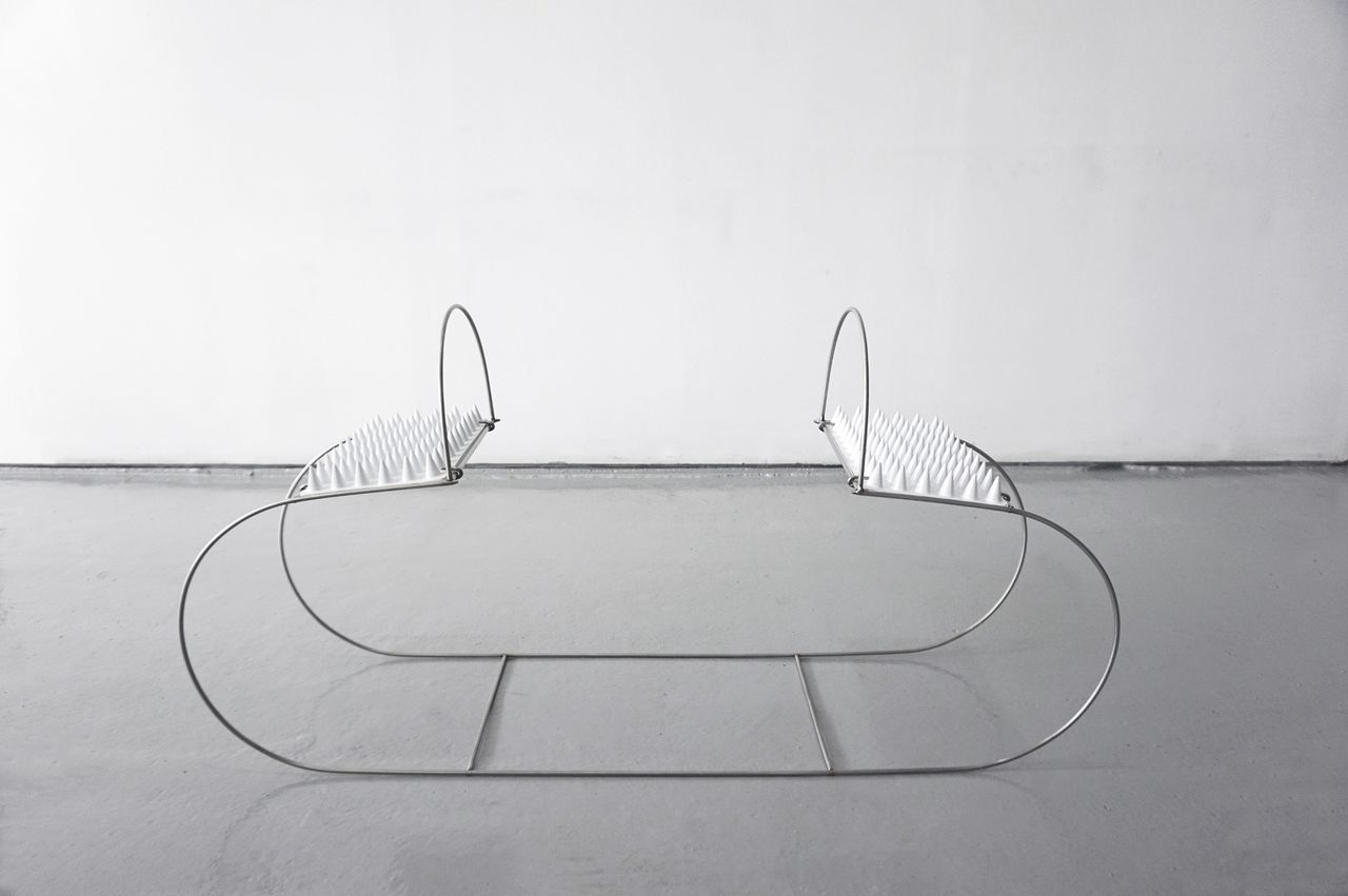 Andrea-Davila-Rubio_Sitting-piece-for-2_2021_resina-de-poliéster,-fibra-de-vidrio,-acero-inoxidable,-pintura-y-barniz-de-carrocería-atomizados_110x30x60-cm_cortesia-de-Néboa.jpg