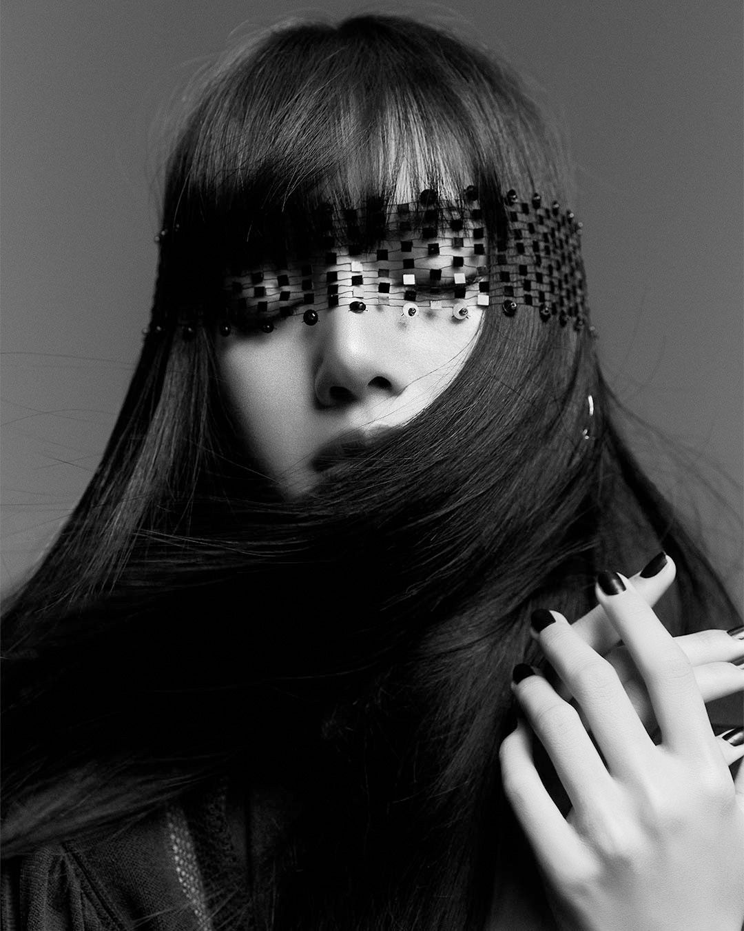 CELEBRITY_LISA_ANNOUNCEMENT_VISUAL_1080x1350_04.jpg