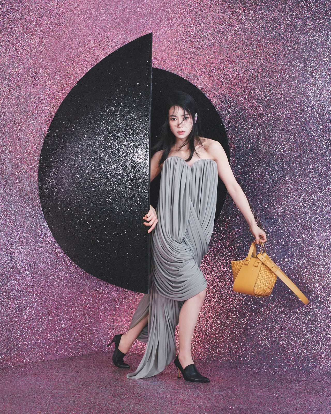 LOEWE_SS24_DAVID_SIMS_CAMPAIGN_JIYEON_LIM_RGB_CROPPED_4x5_0293_G_v1b.jpg