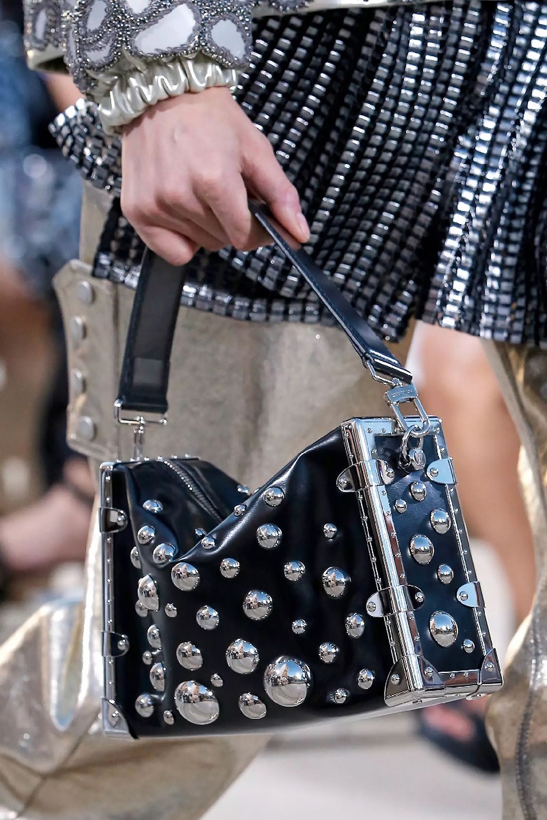Metal Yayoi Kusama Louis Vuitton 3.jpg