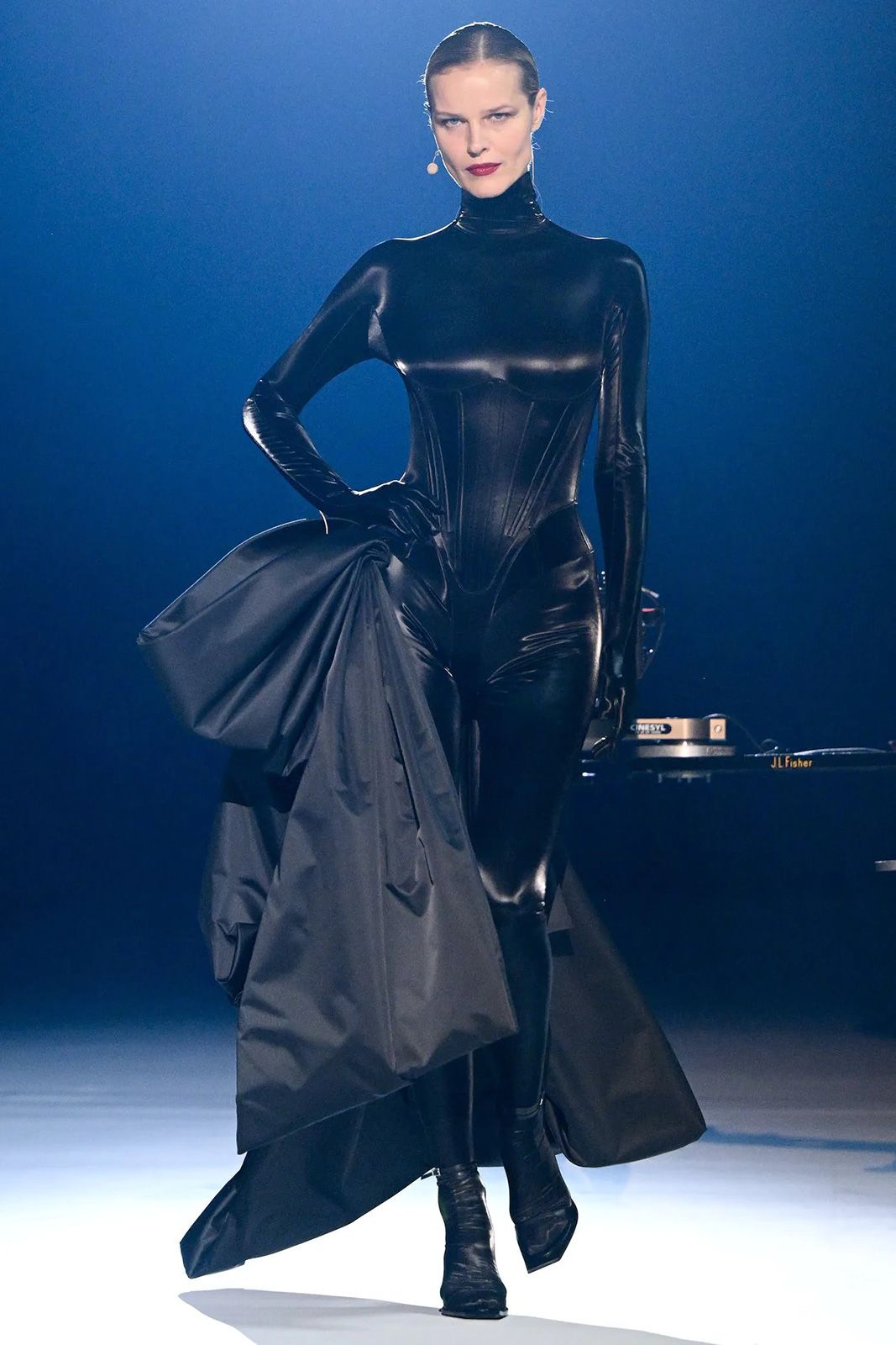 Mugler Fall Winter 2023 31.jpg