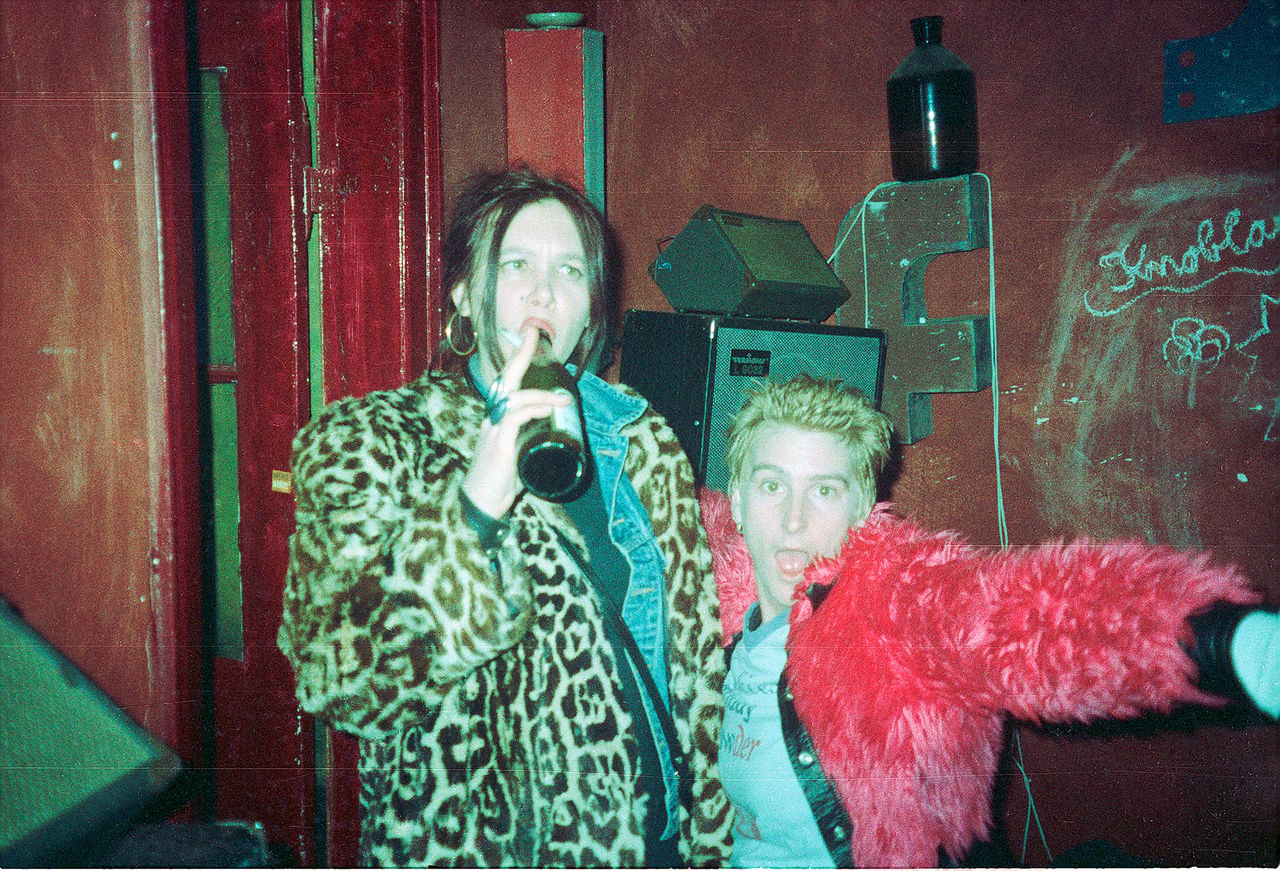 ANFANG-BEGINNING_photo-by-Christian-Stemmler_Ava-and-Kim-in-Café-Sludge-in-Heini,-Heinersdorfer-Str.-11,-December-1994.jpg