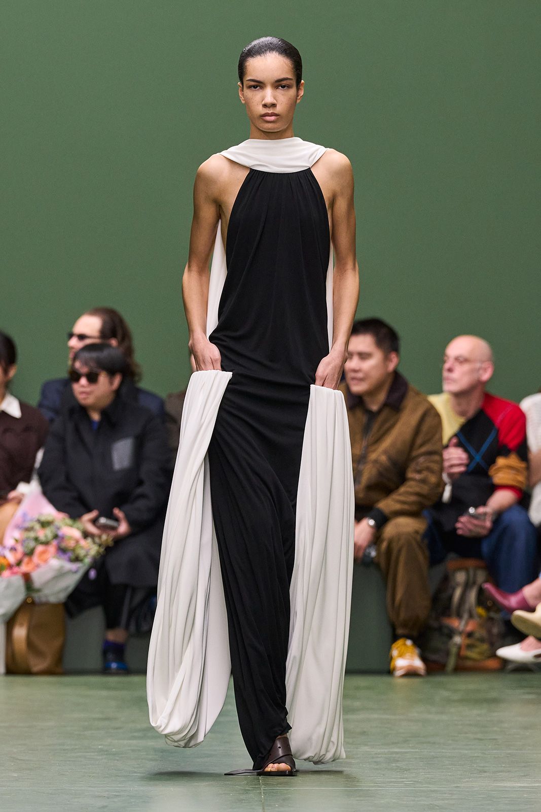 LOEWE_FW24_WW_SHOW_RUNWAY_26.jpg