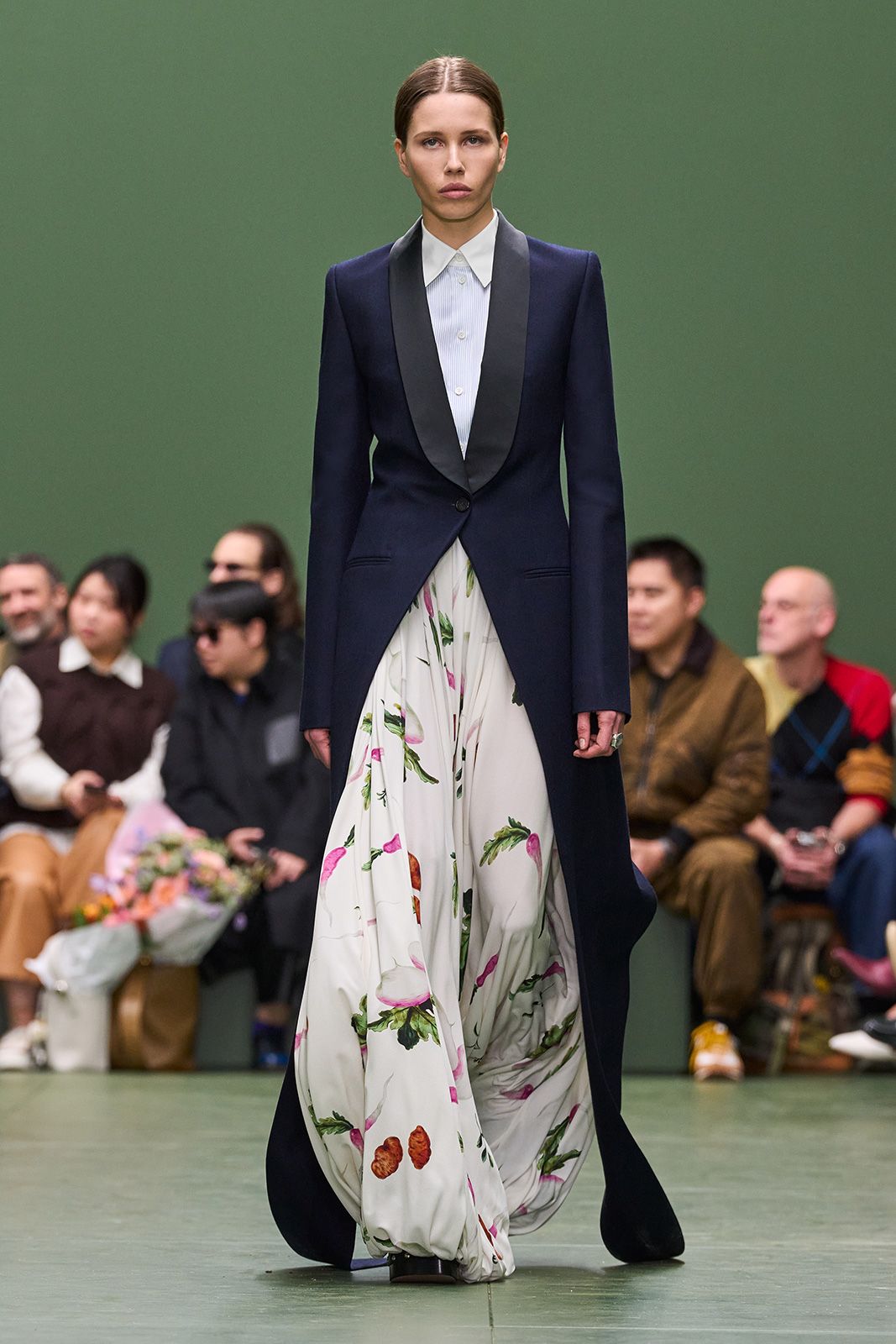 LOEWE_FW24_WW_SHOW_RUNWAY_8.jpg