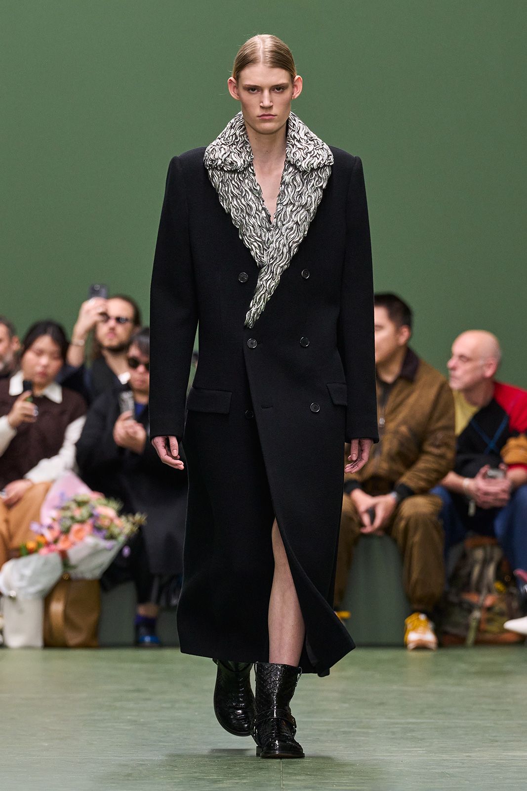 LOEWE_FW24_WW_SHOW_RUNWAY_4.jpg