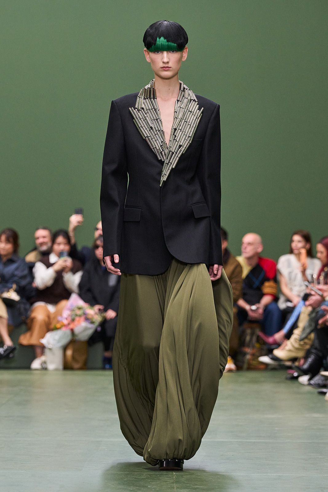 LOEWE_FW24_WW_SHOW_RUNWAY_18.jpg