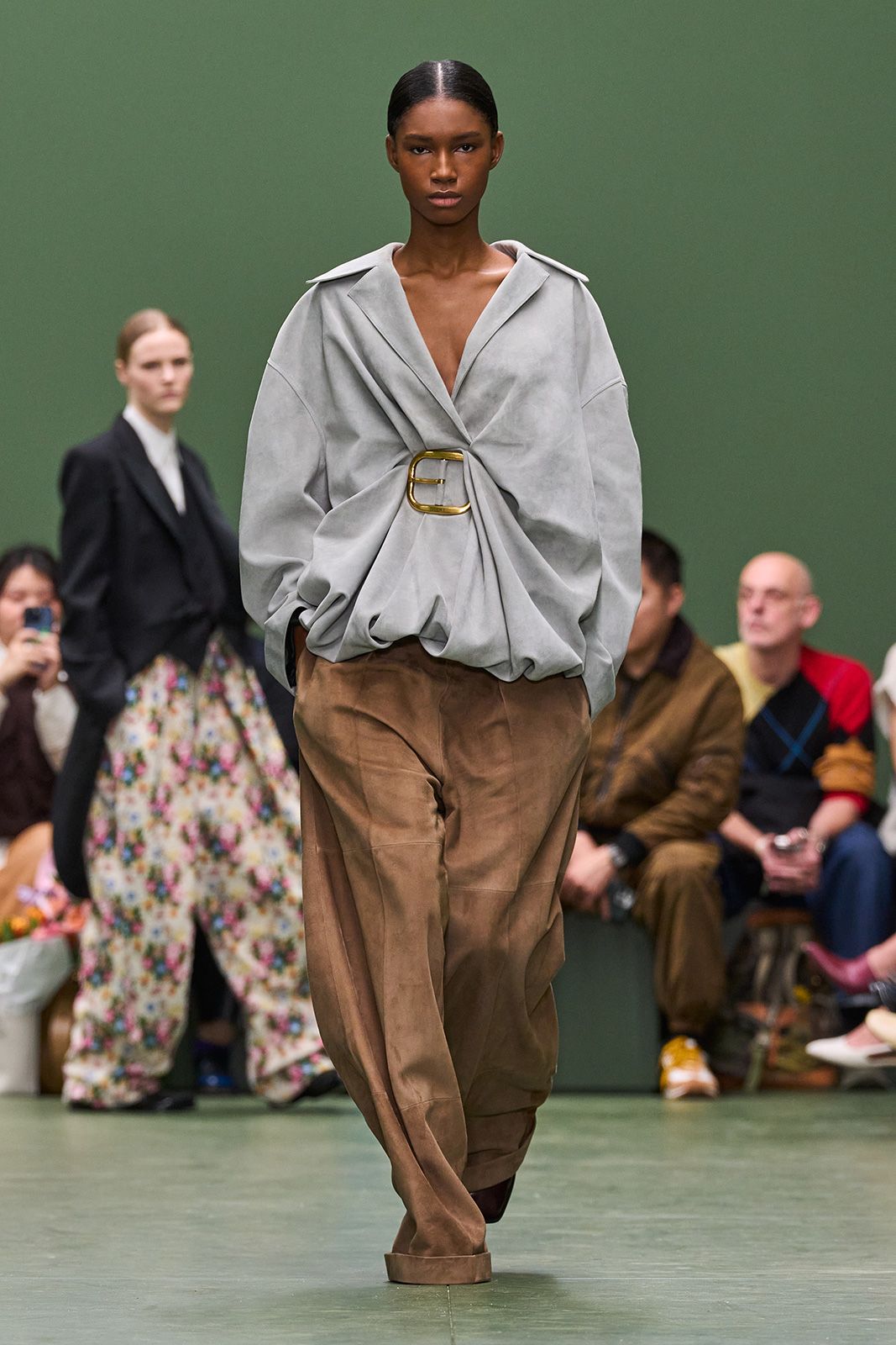 LOEWE_FW24_WW_SHOW_RUNWAY_22.jpg