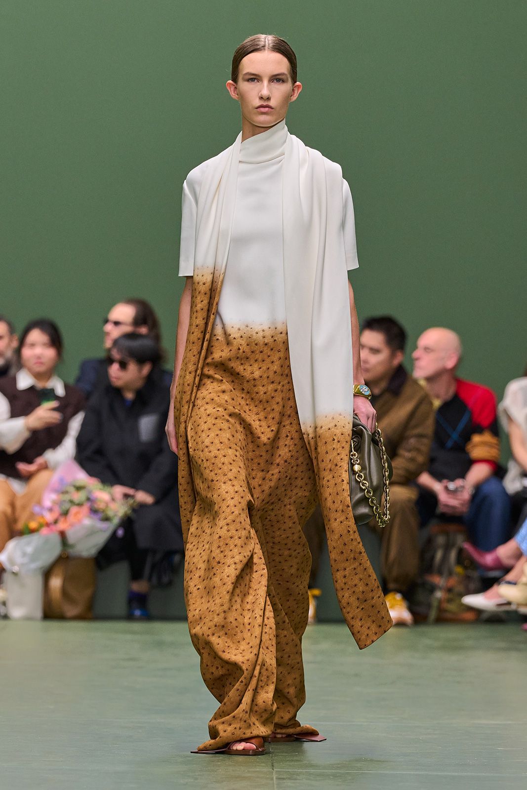 LOEWE_FW24_WW_SHOW_RUNWAY_20.jpg