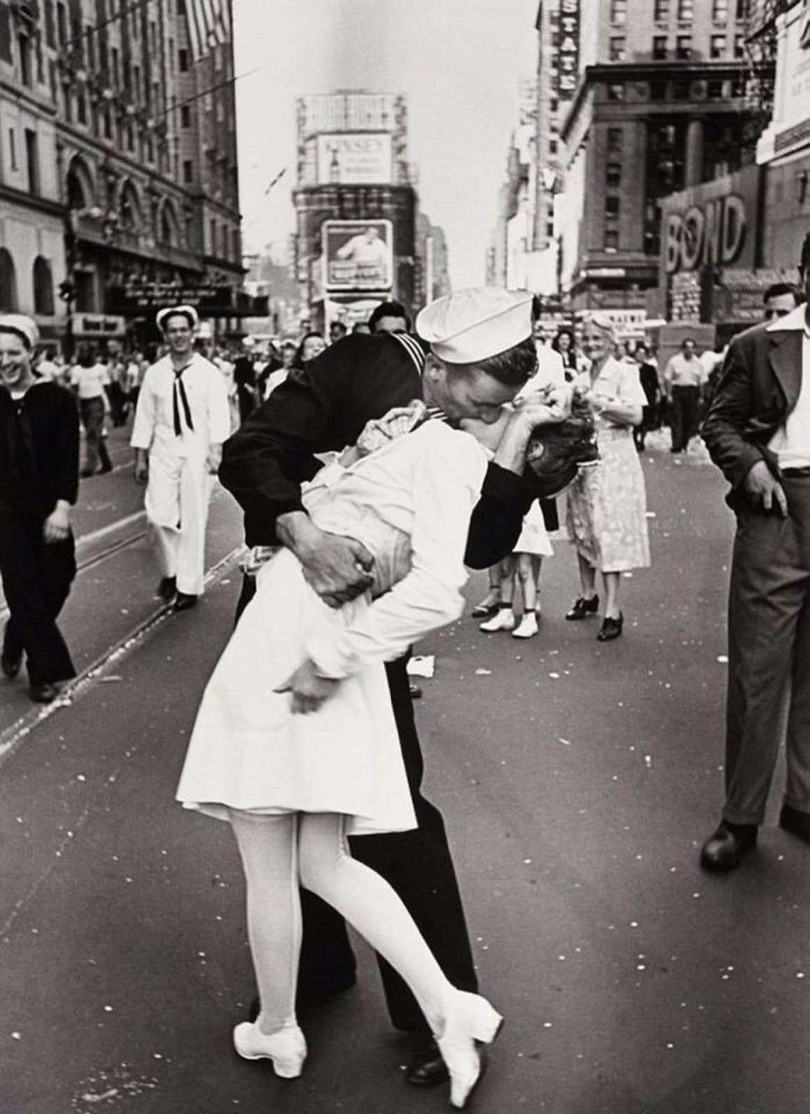V J Dayin Times Square 1945 Alfred Eisenstaedt.jpg