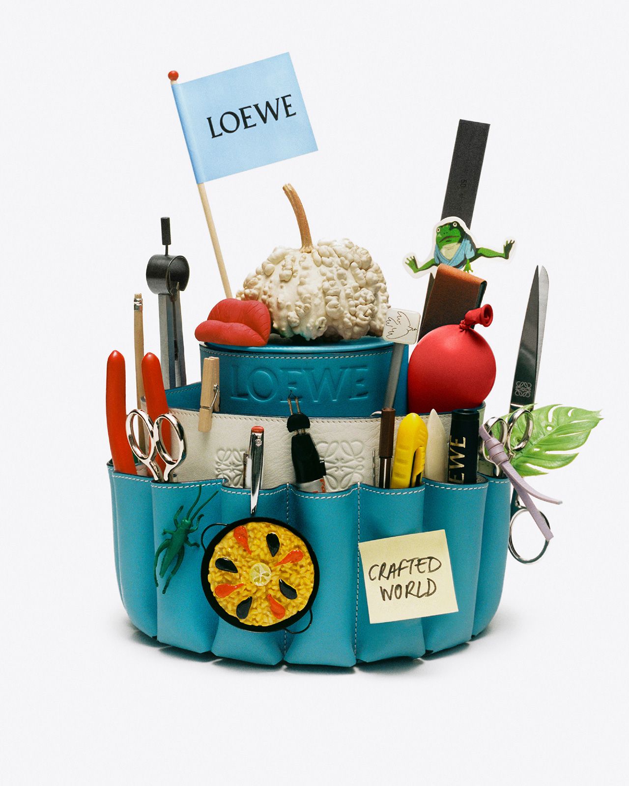 LOEWE_2025_TOKYO_EXHIBITION_KV_RGB_CROPPED_4X5_02_V2.jpg