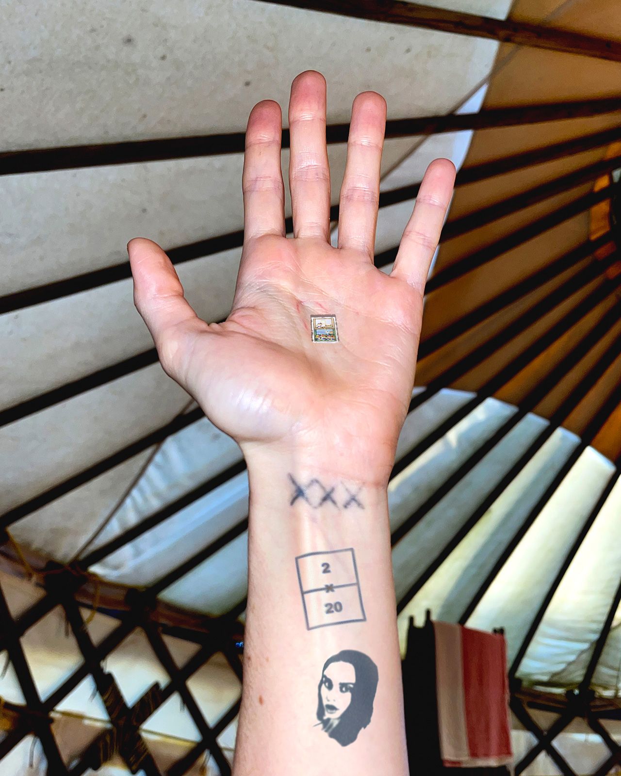 Virgen María Mano.jpg