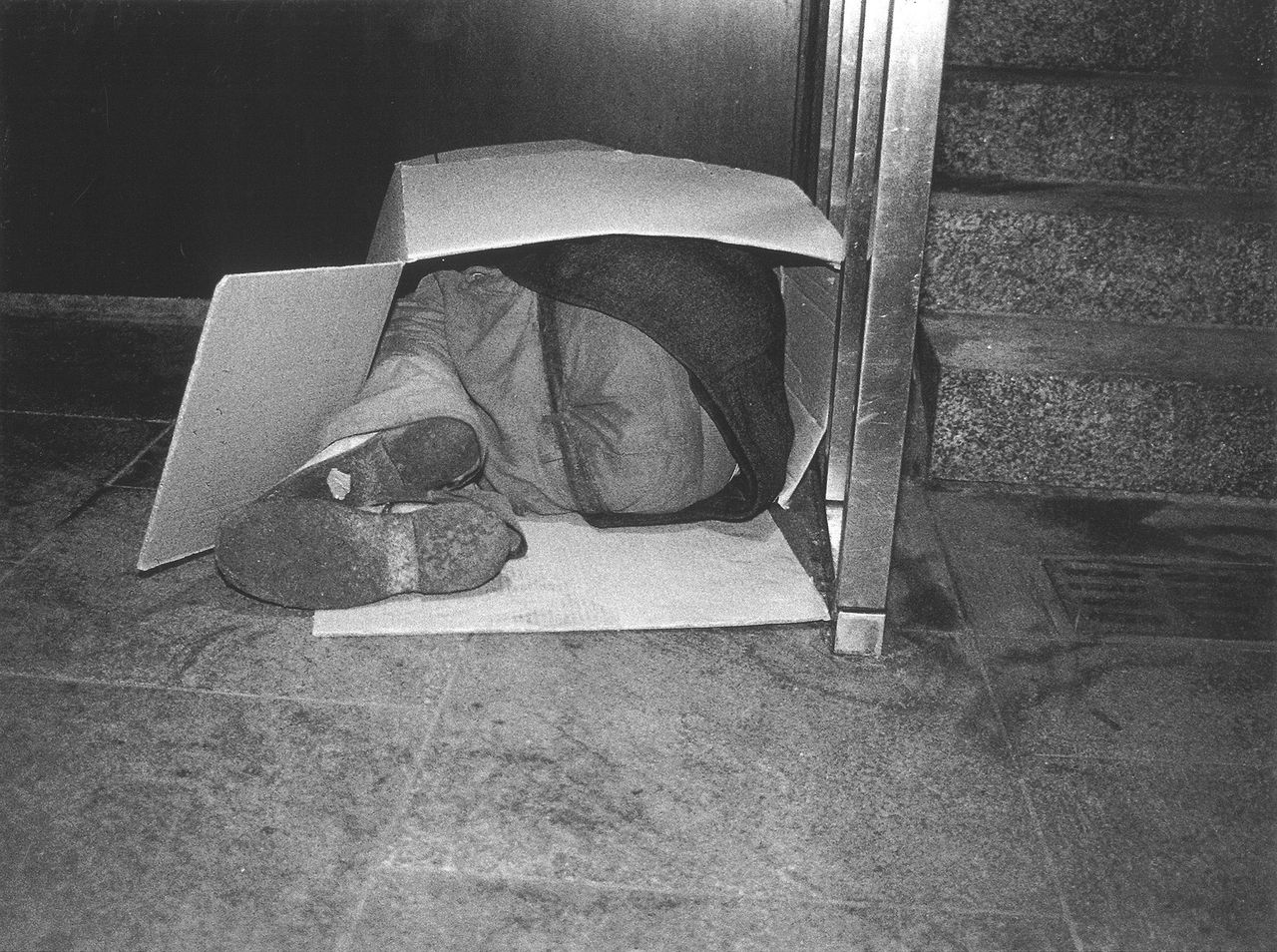 Karin Powser Mann Schläft in Einem Karton 1986 1988 Berlinische Galerie.jpg