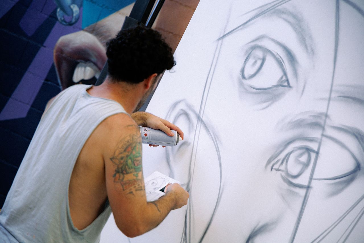 Belin-pintando-su-obra-más-reciente,-el-domingo-pasado.jpg