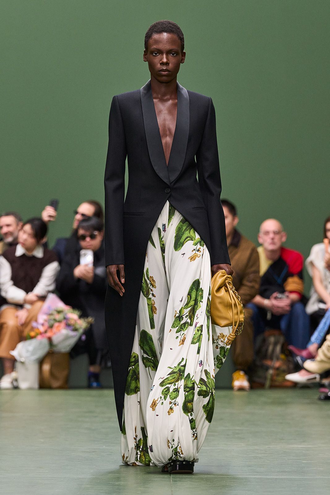 LOEWE_FW24_WW_SHOW_RUNWAY_5.jpg