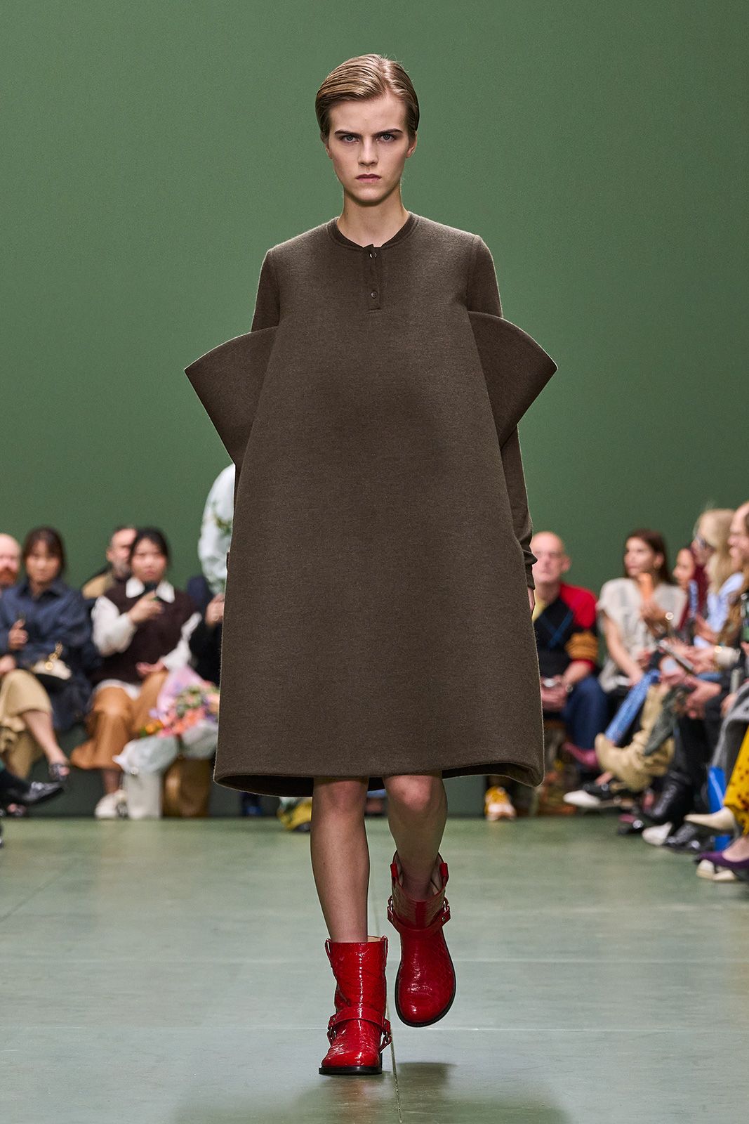 LOEWE_FW24_WW_SHOW_RUNWAY_9.jpg