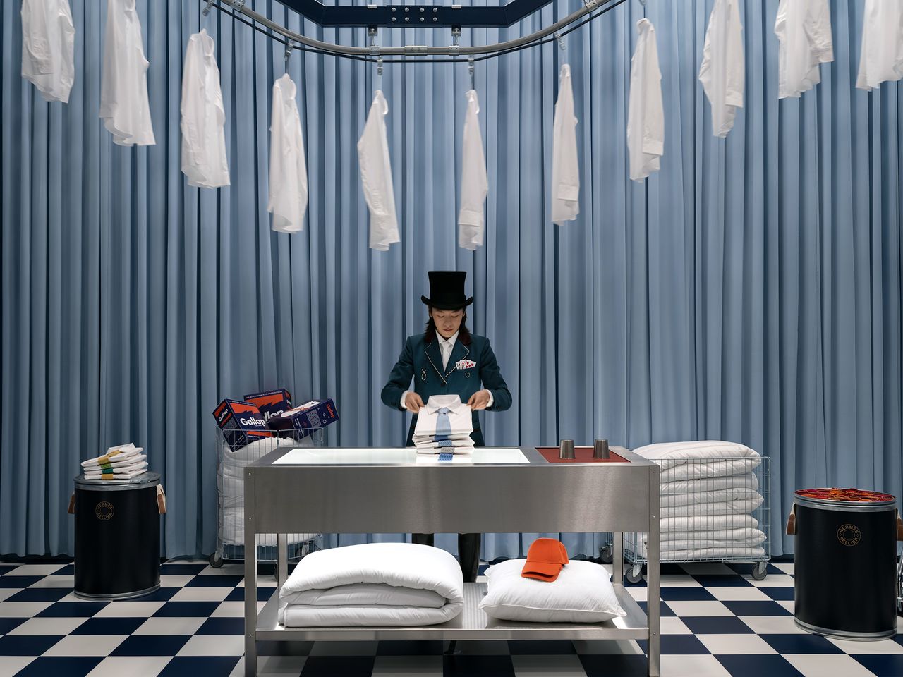 08.-The-Grooms-inspire-the-guests-turned-Hermès-detectives-to-solve-the-mystery-together-©LIU-Shuwei.jpg