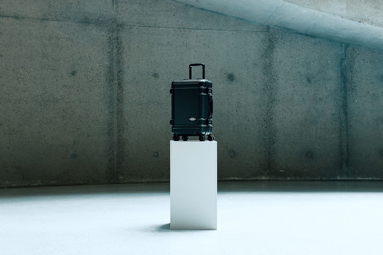 Eastpak_F24_Resistr+Case_Stills_01_UC263480_mMid.jpg