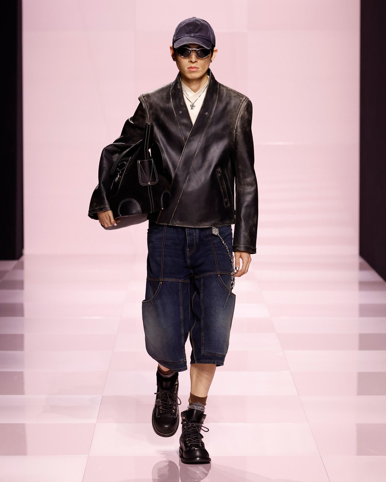 LOUIS-VUITTON-MENrsquo;S-FALL-WINTER-2025-SHOW-LOOK-43.jpg