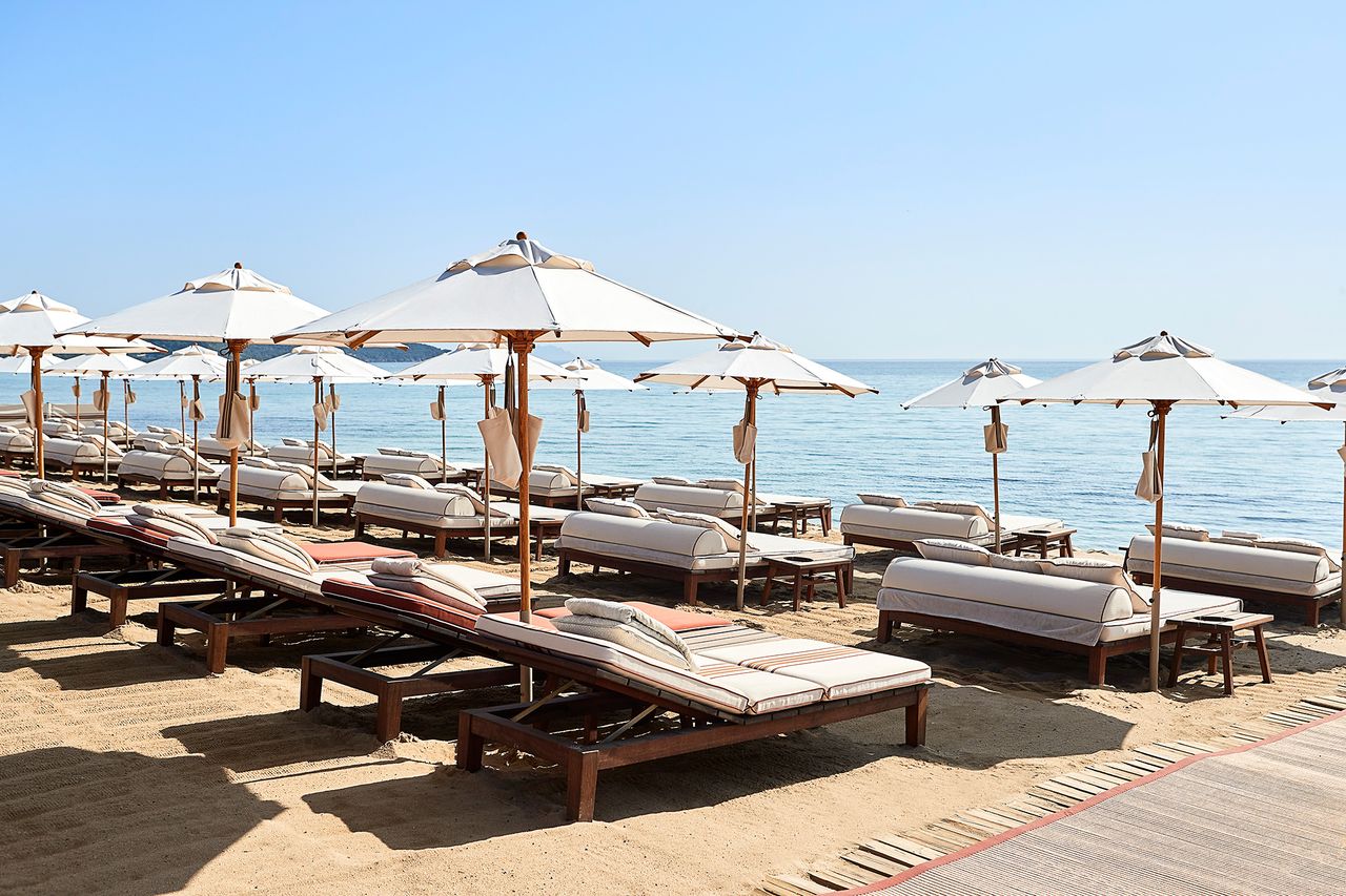 Loro-Piana_La-Reserve-a-la-Plage-beach-club.jpg
