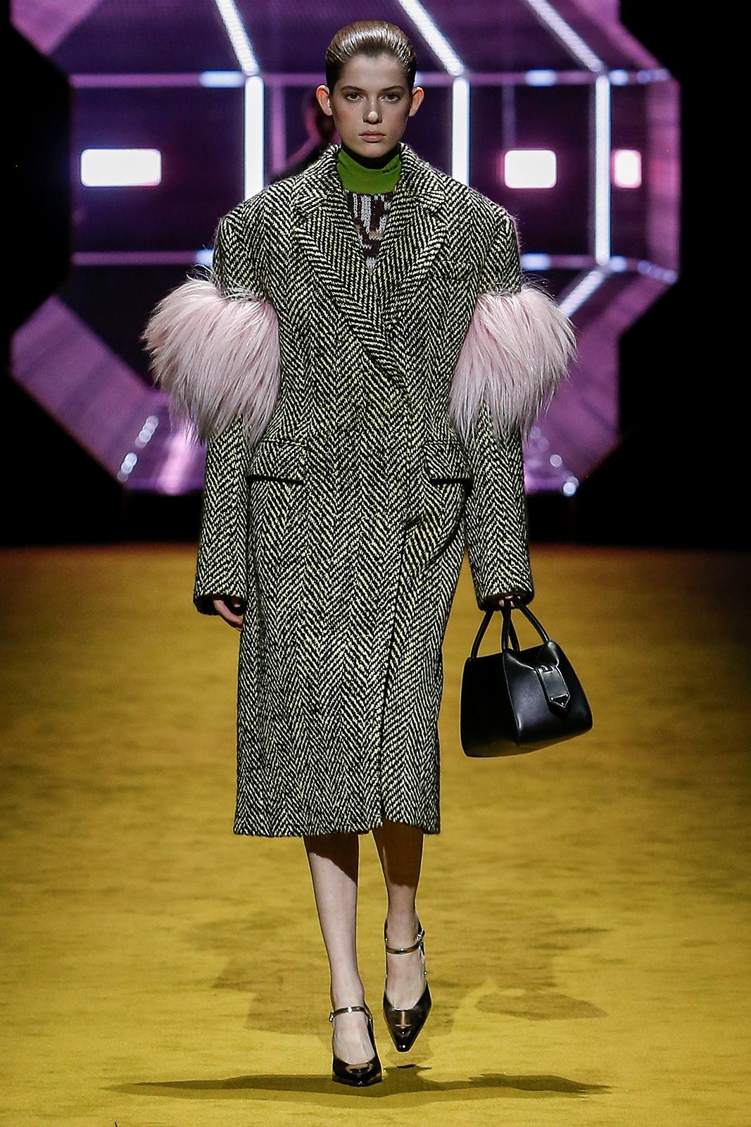 29 Prada Donna F W22.jpg