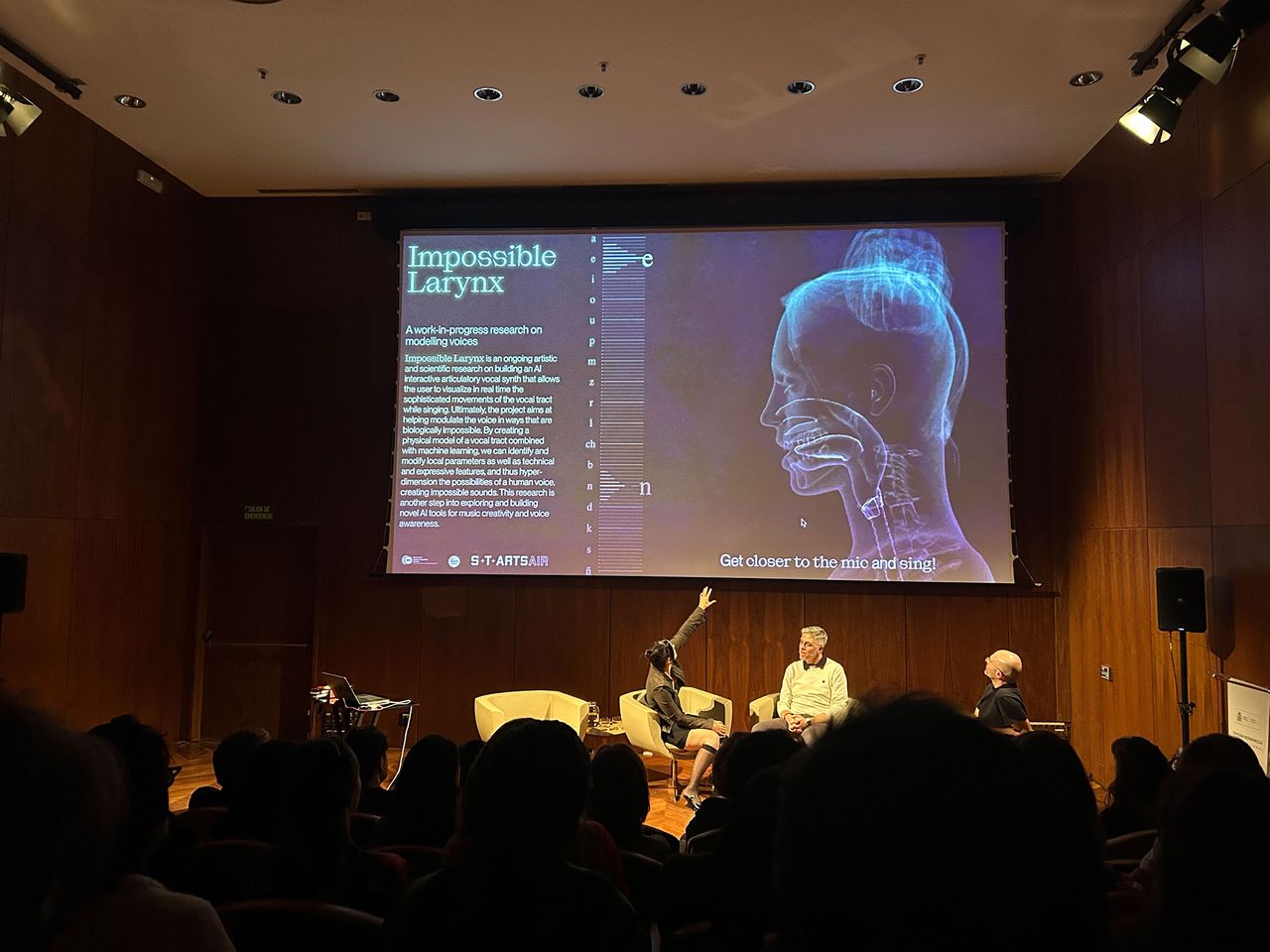 Maria-Arnal-y-Fernando-Cucchietti,-explicando-el-funcionamiento-de-Impossible-Larynx-(2).jpg