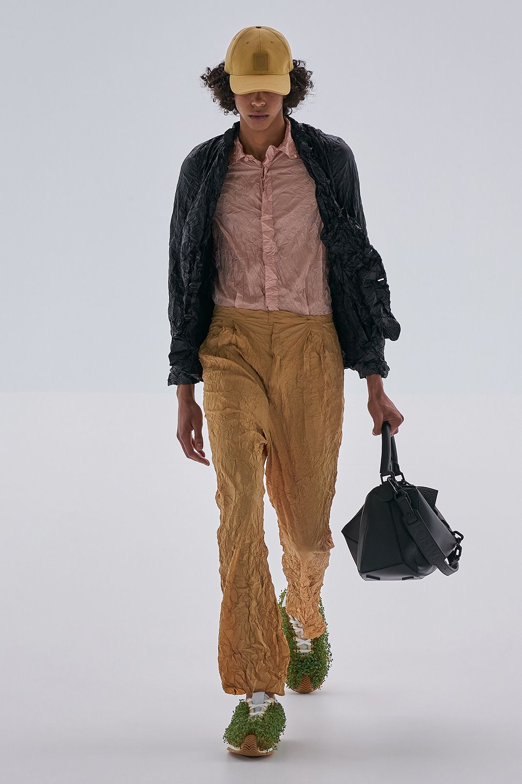 Loewe S S23 Mens Show Runway Look 20 Front Rgb Cropped 2x3 20.jpg