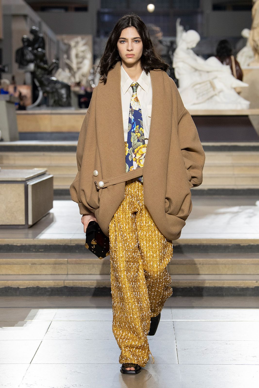Louis Vuitton F W22 Look 04.jpg