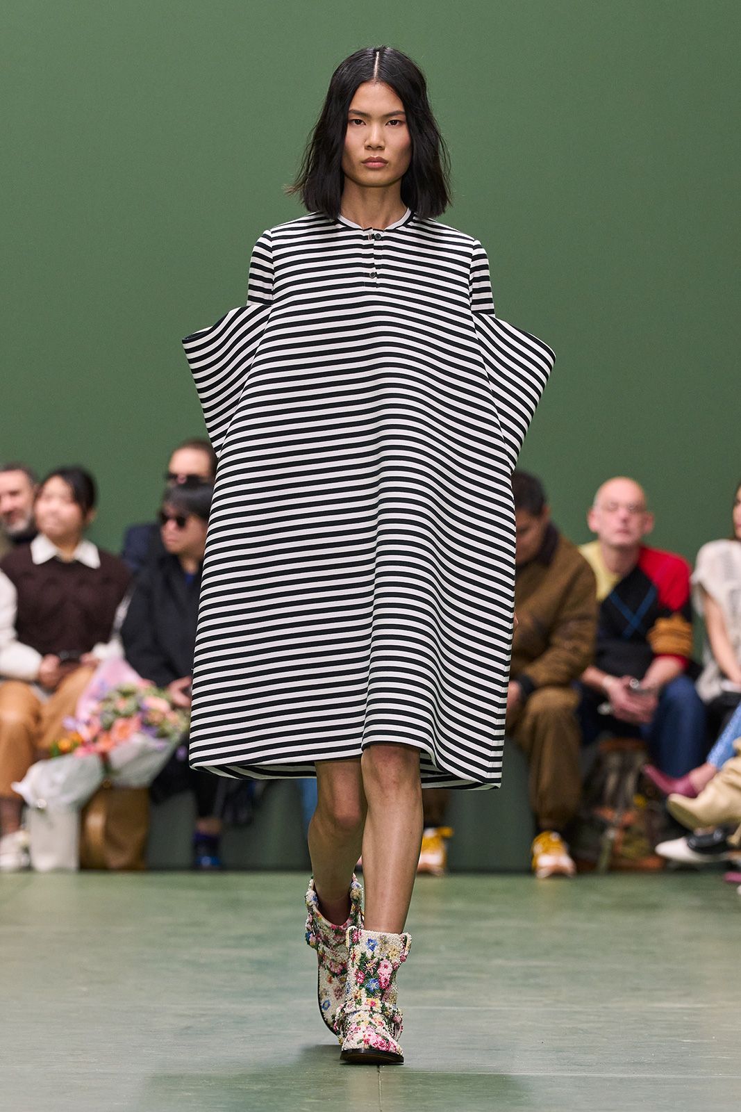 LOEWE_FW24_WW_SHOW_RUNWAY_29.jpg