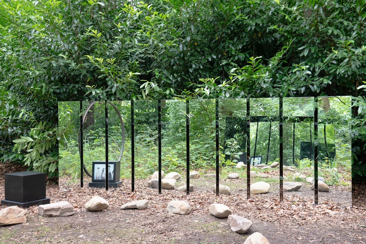 MIDDELHEIMMUSEUM--Joan-Jonas,-Mirror-Room-III-Outdoor,-1968_2024-©-The-Artist-&-Amanda-Wilkinson-Gallery_Photo--Léonard-Pongo.jpg