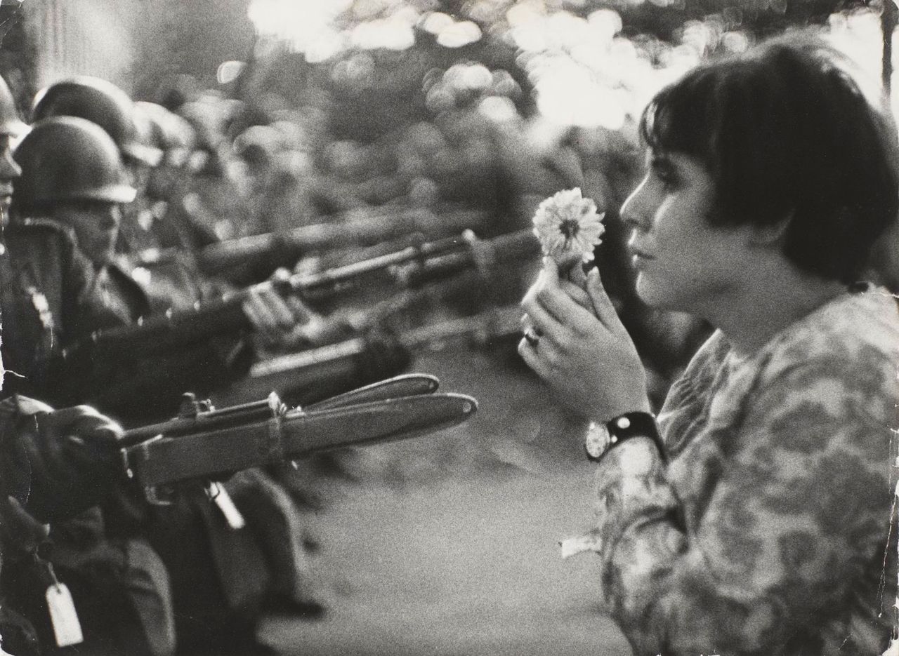 Marc Riboud I La Jove Amb La Flor I 1967 Gelatina De Plata Centre Pompidou Paris Musee National D Art Moderne Centr.jpg